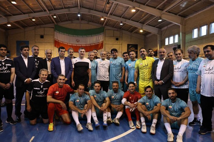 علی پروین و کاظم اولیایی با سرمربیگری حسین شمس کادر فنی تیم پیشکسوتان و علی اکبر سلطانی و چکشیان کادر فنی تیم کارگران را تشکیل می‌دادند. رئیس جمهور در نیمه نخست با پیراهن تیم کارگری و در نیمه دوم در تیم پیشکسوتان به میدان رفت. پیش از بازی دو تیم با حضور دکتر پزشکیان عکس یادگاری گرفتند. در تیم پیشکسوتان فوتبال چهره‌هایی چون محمدرضا حیدریان، مصطفی نظری، محمد انصاری، مجتبی شیری، علی صانعی، حمید درخشان، صادق ورمزیار و محمد طاهری حضور داشتند.