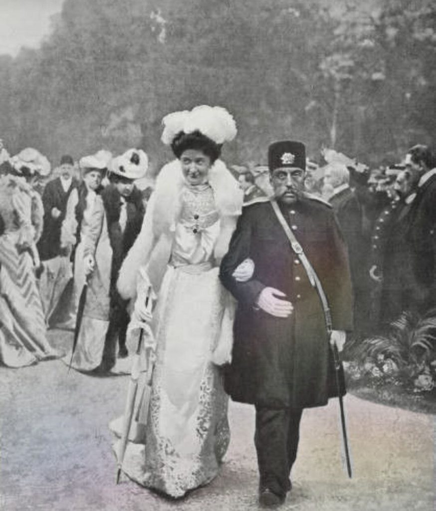 در این تصویر مظفرالدین‌شاه قاجار را بازو در بازوی هلنا ساووی (۱۹۵۲-۱۸۷۳) ملکه ایتالیا تماشا می‌کنید. مکان این عکس کاخ کوئیرنیال رم است در مهمانی که به افتخار شاه ایران ترتیب داده شده بود.

به گزارش خبرآنلاین، عکس مربوط به سفر دوم مظفرالدین‌شاه به فرنگ است که ۲۲ فروردین ۱۲۸۲ آغاز شد و شش ماه به طول انجامید. دانته پائولوچی (۱۹۲۶-۱۸۵۶) آن را گرفت و به تاریخ ۲۲ ژوئن ۱۹۰۲ (۱۰ خرداد ۱۲۸۱) در مجله «تصویرسازی ایتالیایی» منتشر شد.