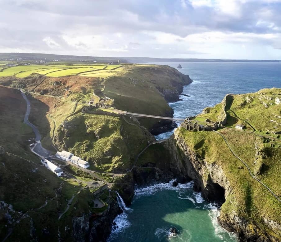 در این مطلب، با هفت پل منحصربهفرد از نقاط مختلف جهان از جمله ایران آشنا میشویم که هر یک با طراحی خیرهکننده و معماری خاص خود، نهتنها نقش ارتباطی دارند، بلکه به جاذبههایی تماشایی در مناظر طبیعی و شهری تبدیل شدهاند.