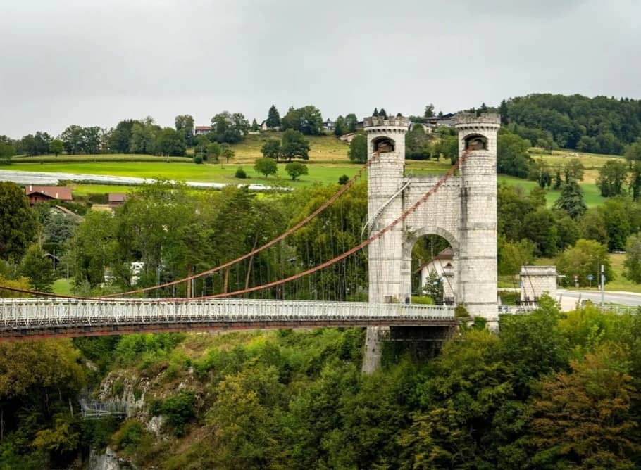 در این مطلب، با هفت پل منحصربهفرد از نقاط مختلف جهان از جمله ایران آشنا میشویم که هر یک با طراحی خیرهکننده و معماری خاص خود، نهتنها نقش ارتباطی دارند، بلکه به جاذبههایی تماشایی در مناظر طبیعی و شهری تبدیل شدهاند.