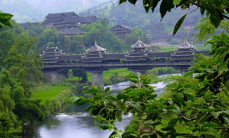 در این مطلب، با هفت پل منحصربهفرد از نقاط مختلف جهان از جمله ایران آشنا میشویم که هر یک با طراحی خیرهکننده و معماری خاص خود، نهتنها نقش ارتباطی دارند، بلکه به جاذبههایی تماشایی در مناظر طبیعی و شهری تبدیل شدهاند.