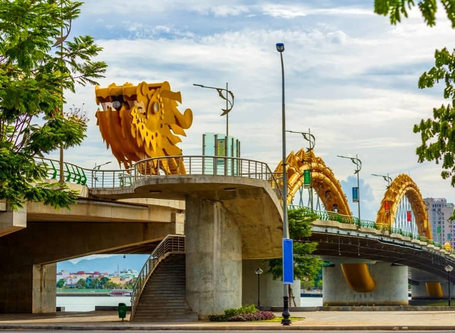 در این مطلب، با هفت پل منحصربهفرد از نقاط مختلف جهان از جمله ایران آشنا میشویم که هر یک با طراحی خیرهکننده و معماری خاص خود، نهتنها نقش ارتباطی دارند، بلکه به جاذبههایی تماشایی در مناظر طبیعی و شهری تبدیل شدهاند.