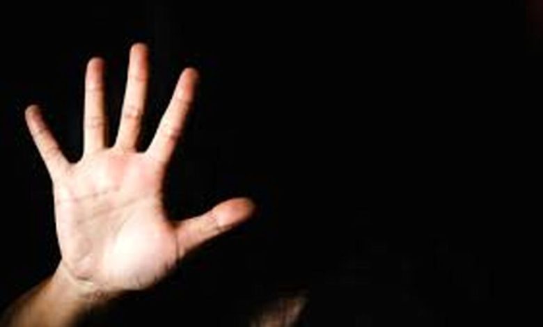 معلمی که به دانش آموزان تعرض کرده بود احضار شد