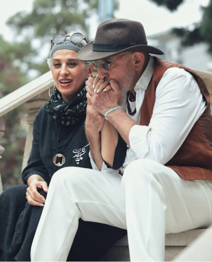 قابی عاشقانه؛ بوسه فرهاد آئیش بر دستان همسرش!