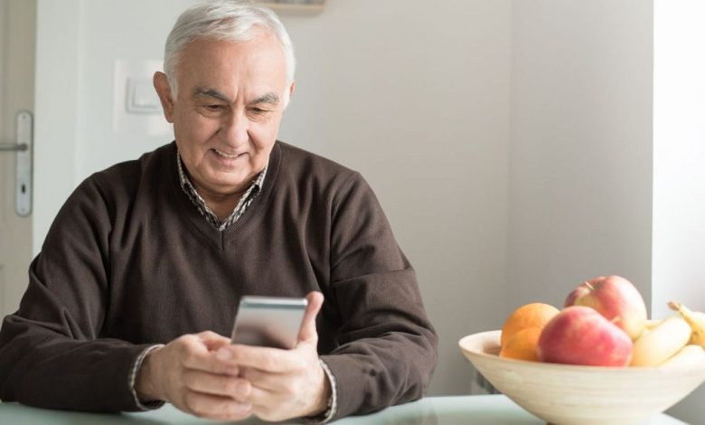 محققان: سالمندانی که از گوشی هوشمند استفاده می‌کنند کمتر دچار افت عملکرد ذهنی می‌شوند