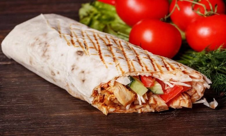 شاورما مرغ با نان لواش در خانه؛ لذیذ مثل رستوران‌های لبنانی