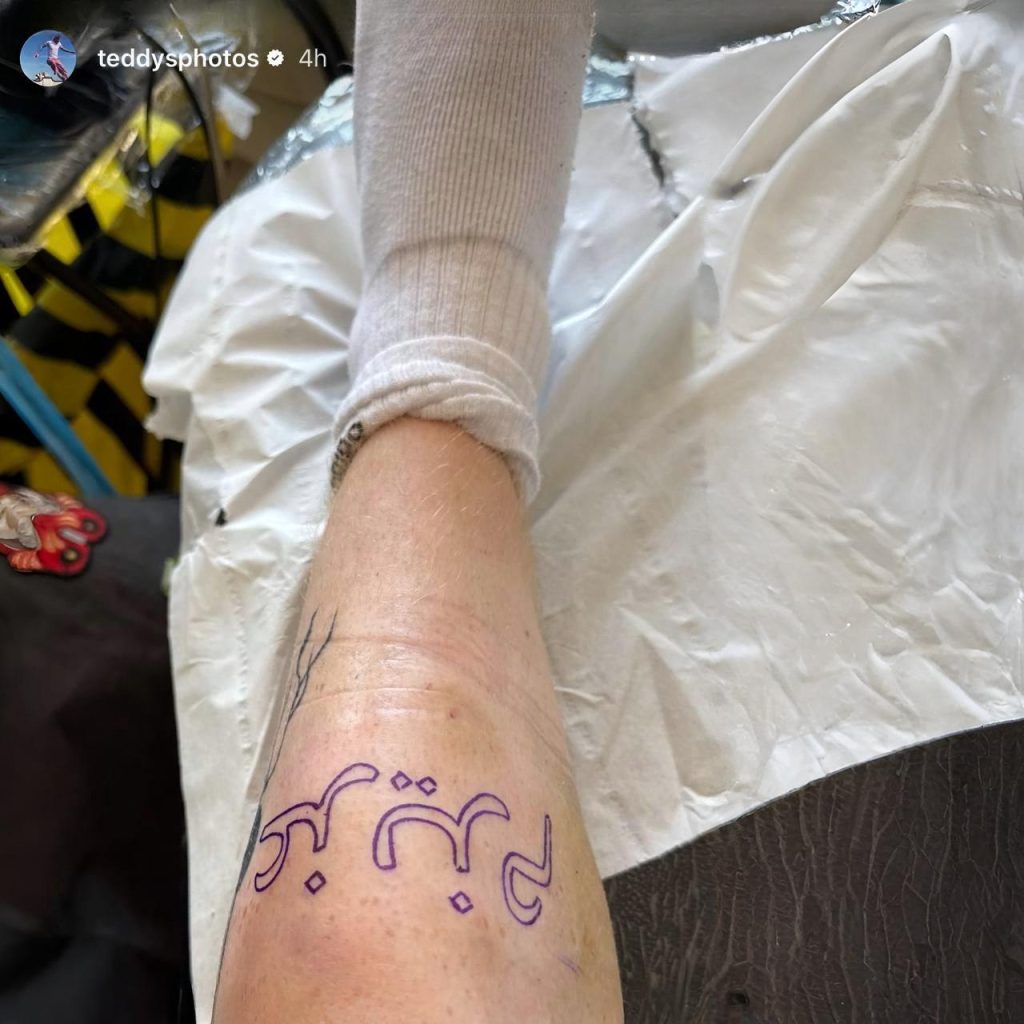 اد شیرن دست از سر زبان فارسی بر نمیدارد/ تتو جدید اد شیرن به زبان فارسی+ عکس