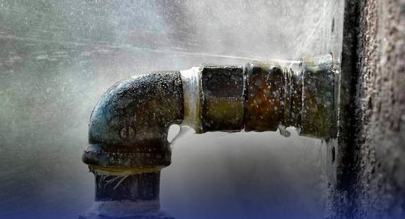 در دنیای لوله‌های کهنه، هر قطره آب یک بحران است