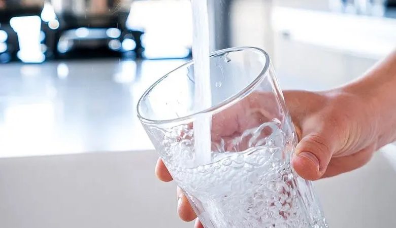 چه زمانی باید آب سرد، گرم یا ولرم بنوشیم؟