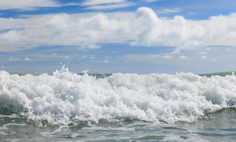 شکار لحظه ای از تلاقی موج دریا و آسمان +فیلم