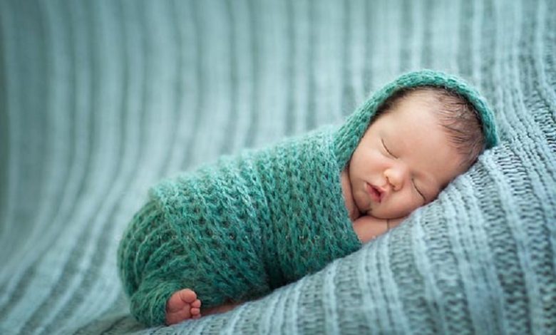 آیا می توان به نوزادان برای رفع تشنگی آب یا آب جوش داد؟