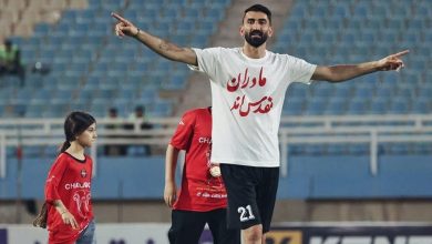 خوابیدن علیرضا بیرانوند با جام قهرمانی در کف هواپیما +تصویر