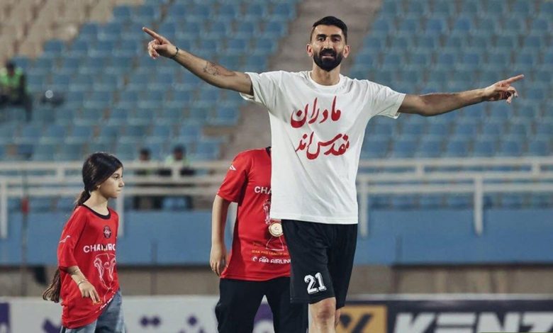 خوابیدن علیرضا بیرانوند با جام قهرمانی در کف هواپیما +تصویر