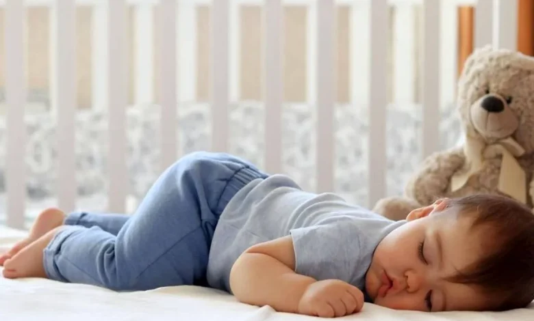 از چه سنی کودک باید در اتاق خود بخوابد؟