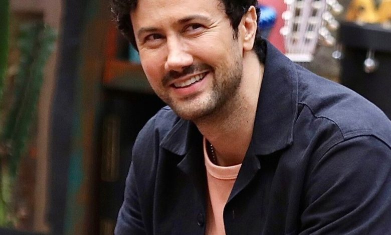 شاهرخ استخری: از جوکر بودن تا نوازندگی گیتار در بلژیک+تصویر