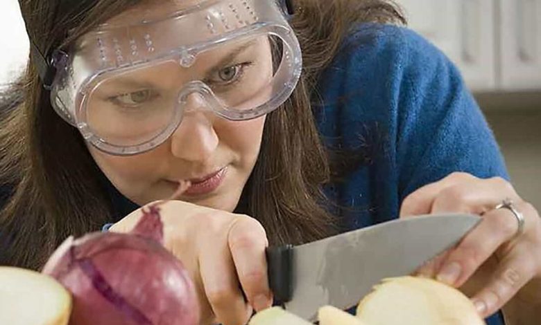 یک کشف تازه و علمی برای خرد کردن پیاز بدون اشک ریختن