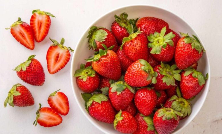 بهترین روش های شستن توت فرنگی و از بین بردن کرم های آن