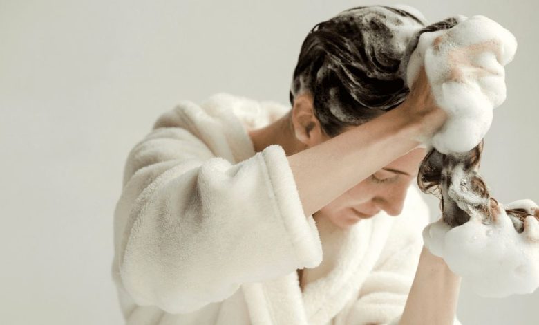 دو بار شامپو زدن: آیا واقعاً برای سلامت مو مفید است؟