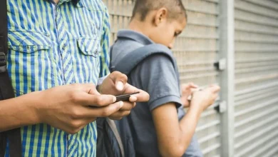 نور گوشی‌های هوشمند چه تأثیری بر مغز و بدن نوجوانان می‌گذارد؟