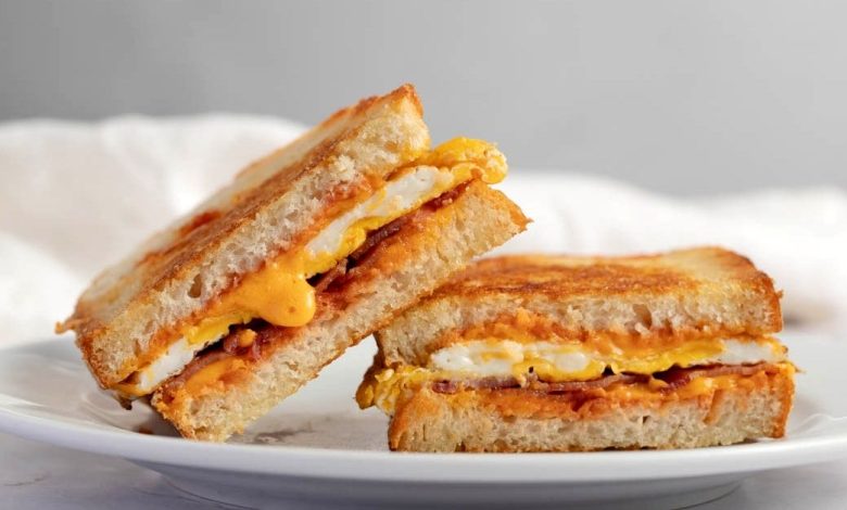 ساندویچ نیمرو پنیری؛ صبحانه لذیذ و مقوی