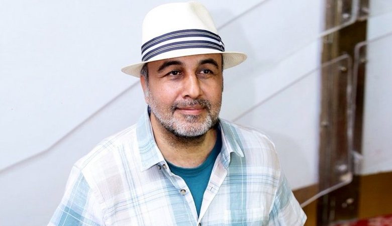 سلفی دسته جمعی رضا عطاران در کنار مردم مشهد در اکران فیلم صددام + عکس