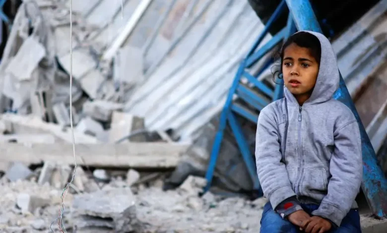 مقابل کودکان از جنگ صحبت نکنید