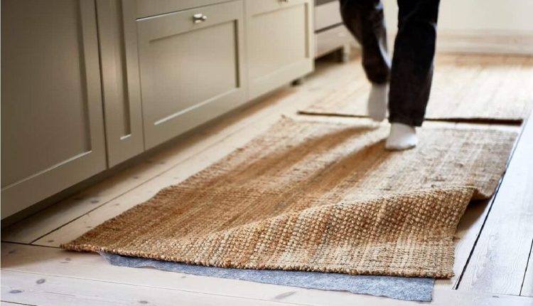 حکم شرعی راه رفتن روی فرش نجس که خشک شده چیست؟