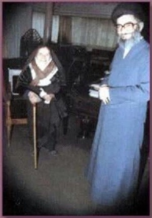 لحظهای صمیمی؛ رهبر انقلاب در کنار مادرشان، بانو خدیجه میردامادی