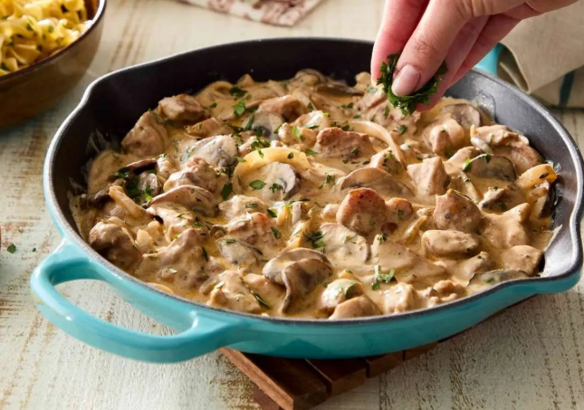 خوراک مرغ روسی؛ ترکیب خوشمزه‌ای از مرغ، سیب‌زمینی و خامه