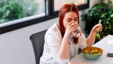آب خوردن وسط غذا؛ مفید یا مضر؟ حقیقتی که همه منتظرش بودند