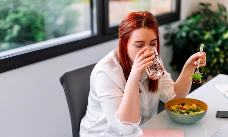 آب خوردن وسط غذا؛ مفید یا مضر؟ حقیقتی که همه منتظرش بودند
