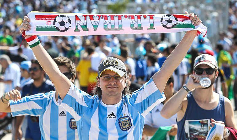  هواداران آرژانتینی پرچم ایران را به اهتزاز درآوردند + فیلم