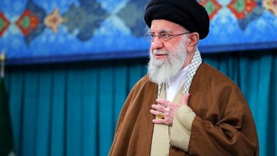 لحظه‌ای صمیمی؛ رهبر انقلاب در کنار مادرشان، بانو خدیجه میردامادی