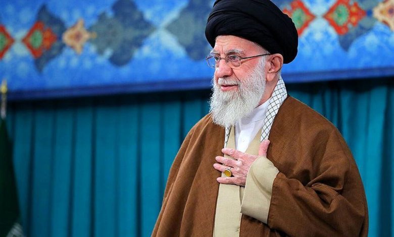 لحظهای صمیمی؛ رهبر انقلاب در کنار مادرشان، بانو خدیجه میردامادی