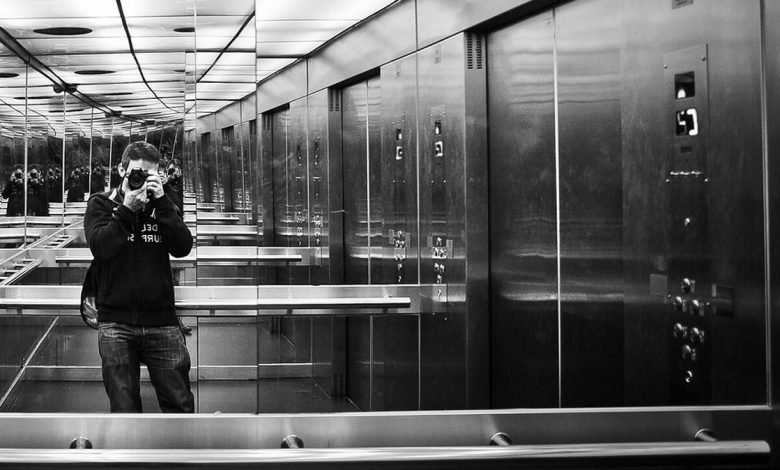 چرا آینه در آسانسور ضروری‌تر از دکمه طبقات است؟