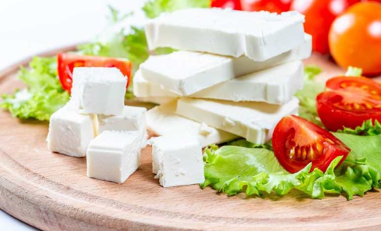 خوردن پنیر با این ۱۶ ماده غذایی سلامت شما را به خطر می‌اندازد! 