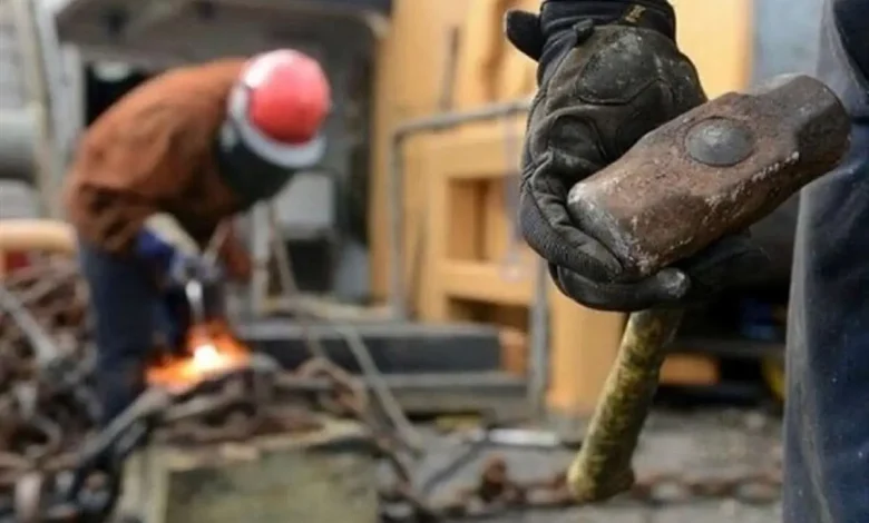 دستمزد کارگران؛ نبرد نابرابر با گرانی لقمهها