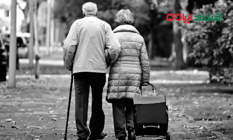 حذف حق اولاد از حقوق بازماندگان مستمری‌بگیر تأمین اجتماعی در ماه‌های اخیر موجب اعتراض گسترده شده است؛ اقدامی که سازمان تأمین اجتماعی آن را اصلاح پرداخت‌های غیرقانونی دانسته اما باعث کاهش درآمد خانواده‌ها و افزایش فشار اقتصادی بر آن‌ها شده است.